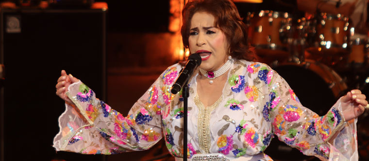 Ce qui distingue réellement cette virtuose du chant, c'est sa voix empreinte de couleurs, mêlant un timbre sahraoui véritable à une aptitude à conserver un rythme de chant intensif à l'égal des rappeurs contemporains. Najat Aâtabou est cependant largement reconnue dans tout le Maghreb depuis au moins quatre décennies. Sur la scène de Hammamet, Najet Aâtabou ne se contente pas de chanter, elle insiste aussi sur le lien indissoluble qui unit le Maroc à la Tunisie. En effet, ces deux peuples constituent, en vérité, une seule nation, car les éléments principaux de leur culture sont quasiment les mêmes. Durant une soirée estivale très plaisante, la célèbre diva du Maroc, Najet Aâtabou, a interprété ses grands succès, notamment "Hadi Kedba Bayna" sortie en 1992, "J'en ai marre" sortie en 1983 et l'extraordinaire morceau "Choufi Ghirou" et bien d'autres nouveaux morceaux.