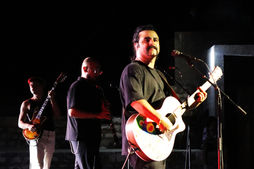 C'est la première fois que le célèbre groupe de rock "Dedublüman" se produit non seulement en Tunisie mais également en Afrique. Cette troupe musicale a offert le 7 août 2026 vers 22 h 00, durant une heure et 40 minutes, lors de la 60ème édition du Festival international de Hammamet, un spectacle d'ontologie dans lequel le rythme du rock, voire du hard rock, se mélange avec un son oriental produit par la clarinette et accompagné par les notes tantôt du luth (oud) électrique et d'autres par un bouzouki électrique. Guidé par le chef du groupe Mustafa Yavuz, Dedublüman ont performé leurs meilleurs tubes tels que le Belki qui fait plus de 140 millions de vues sur YouTube et bien d'autres morceaux qui font la gloire mondiale actuelle de cette bande.