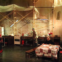 Rêve(s) est, en réalité, un spectacle troublant. Une de ses spectatrices, actrice par ailleurs, Imen Manaï, exprime en ces termes ses émotions : "Sous un quotidien amusant, simple, riche et coloré se cachait une vérité sombre, une cave remplie de honte, de racisme et de saleté. Cette vérité a soudain explosé, au risque de faire s’effondrer tout l’édifice. Les personnages étaient à ce point drôles, vrais et dramatiques que je ne savais plus s’il fallait en rire ou en pleurer."