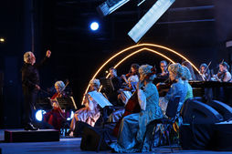 Ce groupe mythique dont les instrumentistes de première ligne jouent avec des costumes qui datent du XVIIIᵉ siècle et qui portent une perruque blanche a été présent le 4 août 2026 sur les planches du festival de Carthage. Dans les gradins, dans un temps d'été très humide, les présents sont le plus souvent des quinquagénaires qui sont venus se rappeler des années 80 et début 90 où la culture italienne dominait le paysage télévisuel tunisien. Conduit par l'énergique chef d'orchestre Gian Piero Reverberi, fondateur de Rondō Veneziano en 1979, le concert a duré une heure et 45 minutes. Il fut traversé par des applaudissements et une écoute attentive des mélodies instrumentales classiques légères qui appellent à un élan d'optimisme en ces temps durs.