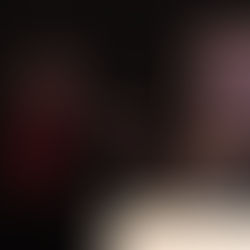 Dans cette perspective, "Statue de pierre" interroge la sincérité de l'artiste à l'égard des œuvres faites sur commande. À quel point l'artiste travaillant pour le système est-il convaincu du sens de son travail ? En ce sens, la mythification de certains personnages et leur mise en symbole, n'est-elle pas une façon de figer la dynamique historique ? La pièce est bourrée d'élan de jeunesse et voulant tout mettre et remettre en interrogation. Mais à quel point une société est capable de réviser ce qui la fait tenir, ses mythes, ses utopies communes, ses illusions même ?