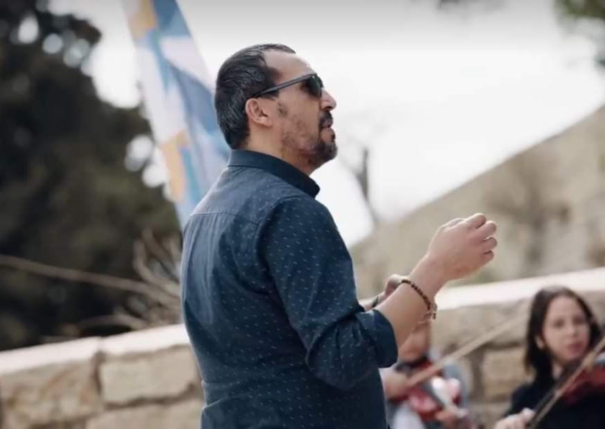 La familiarité de Nidhal Chebbi avec la musique a commencé au hasard durant l’enseignement scolaire au lycée Marsa Saada. Il accompagnait en fait en 1991 un certain Anis Dhrioua qui prenait des cours de violon chaque vendredi après-midi au sein du même endroit chez un professeur qui s’appelait Taha Abdelrazek. Anis Dhrioua avait un violon et participait à ce club qui se maintenait après les cours. Peu à peu, "ma passion propre, moi qui était juste observateur, pour cet univers a été plus grande que la sienne. Il a donc arrêté et j’ai continué à sa place avec son propre violon dans le même club", dit-il. Et d’ajouter : "C’est de cette façon que je suis entré dans cet environnement que je n’ai jamais plus quitté. Bizarrement, à la Marsa, il n’y avait rien à l’époque de structuré qui encourageait à la pratique artistique de manière générale, cette chose m’est restée gravée dans la mémoire." Pour la persévérance dans ce domaine, Nidhal Chebbi est extrêmement reconnaissant envers son père Mohamed Lamine Chebbi qui l'a fortement encouragé à mener une carrière dans un domaine incertain, à savoir celui de l'art, car il voyait dans son fiston un rebelle caché qui ne pouvait pas supporter la bureaucratie. Depuis maintenant deux ans, Nidhal Chebbi se présente comme vice-président de l’association "Al Osra Al-Rayda" (La famille avant-gardiste, Tdlr), dont la présidente actuelle est Moufida Khammesi. L’association se trouve à Mégrine dans le gouvernorat de Ben Arous.