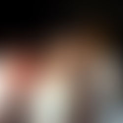 Cette pièce "Free Fall" dure 45 minutes et englobe une dizaine de comédiens amateurs pleins d’énergie, de spontanéité et d’expression enthousiaste et collective. Le protagoniste de cette représentation est un citoyen nommé Moncef qui décide de mettre fin à ses jours. Du coup, tout le quartier se mobilise pour le sauver et les médias tentent de faire la couverture de cet événement lugubre.