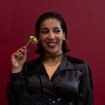 فريال بن بوبكر، تُونسية من مواليد 11 جانفي (يناير) 1998 مولودة في قلب العاصمة تونس وتحديدا في مستشفى عزيزة عثمانة بالقصبة. أعتبر نفسي فنانة متعددة الاختصاصات حيث أنني أتنقّل بين المسرح والغناء والسينما. منذ صغري كان شغفي بالفنون واضحًا. اخترت أن أوجّه مساري نحو فنون الركح وتحصلت سنة 2022 على 'الإجازة الوطنية في المسرح وفنون العرض' من المعهد العالي للفن المسرحي، ثم واصلت دراستي لأتحصل على ماجستير مهني في 'الإنتاج والمساعدة على الإخراج' من المعهد العالي لفنون الملتيميديا بمنوبة سنة 2025.