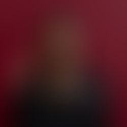 فريال بن بوبكر، تُونسية من مواليد 11 جانفي (يناير) 1998 مولودة في قلب العاصمة تونس وتحديدا في مستشفى عزيزة عثمانة بالقصبة. أعتبر نفسي فنانة متعددة الاختصاصات حيث أنني أتنقّل بين المسرح والغناء والسينما. منذ صغري كان شغفي بالفنون واضحًا. اخترت أن أوجّه مساري نحو فنون الركح وتحصلت سنة 2022 على 'الإجازة الوطنية في المسرح وفنون العرض' من المعهد العالي للفن المسرحي، ثم واصلت دراستي لأتحصل على ماجستير مهني في 'الإنتاج والمساعدة على الإخراج' من المعهد العالي لفنون الملتيميديا بمنوبة سنة 2025.