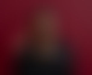 فريال بن بوبكر، تُونسية من مواليد 11 جانفي (يناير) 1998 مولودة في قلب العاصمة تونس وتحديدا في مستشفى عزيزة عثمانة بالقصبة. أعتبر نفسي فنانة متعددة الاختصاصات حيث أنني أتنقّل بين المسرح والغناء والسينما. منذ صغري كان شغفي بالفنون واضحًا. اخترت أن أوجّه مساري نحو فنون الركح وتحصلت سنة 2022 على 'الإجازة الوطنية في المسرح وفنون العرض' من المعهد العالي للفن المسرحي، ثم واصلت دراستي لأتحصل على ماجستير مهني في 'الإنتاج والمساعدة على الإخراج' من المعهد العالي لفنون الملتيميديا بمنوبة سنة 2025.