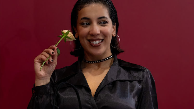 فريال بن بوبكر، تُونسية من مواليد 11 جانفي (يناير) 1998 مولودة في قلب العاصمة تونس وتحديدا في مستشفى عزيزة عثمانة بالقصبة. أعتبر نفسي فنانة متعددة الاختصاصات حيث أنني أتنقّل بين المسرح والغناء والسينما. منذ صغري كان شغفي بالفنون واضحًا. اخترت أن أوجّه مساري نحو فنون الركح وتحصلت سنة 2022 على 'الإجازة الوطنية في المسرح وفنون العرض' من المعهد العالي للفن المسرحي، ثم واصلت دراستي لأتحصل على ماجستير مهني في 'الإنتاج والمساعدة على الإخراج' من المعهد العالي لفنون الملتيميديا بمنوبة سنة 2025.