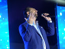Wael Jassar, ce chanteur libanais né en 1976, n'en est pas à sa première fois dans notre pays, il en connaît bien l'ambiance et les publics, lui le chanteur qui a plus de vingt ans de carrière. Son spectacle à Hergla n'était pas de tout repos. Dès sa montée sur scène, il n'a cessé de susciter la frénésie de ses fans et en particulier la junte féminine qui suivait la moindre de ses traces et fredonnait l'ensemble de ses morceaux, dans une communion à laquelle on assiste seulement avec les grandes stars.