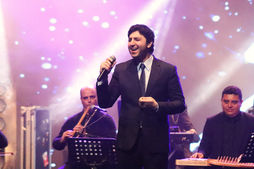 Lors de ce spectacle, Mohamed Chaker a montré sa capacité à chanter des modes différents avec une rythmique lente et sans stress qui rappelle la méthode de son père. Il a été bien accompagné par une troupe de musiciens tunisiens ainsi que des instrumentistes libanais qui jouaient sur l'instrument oriental et grecque : le bouzouki.    Tout au long de la soirée Mohamed Chaker a été toujours en osmose et en sourire avec le public venu nombreux l'admirer, même si les tickets d'entrée étaient hors de prix.      Le jeune chanteur libanais a vraiment tenu sa promesse d'une performance musicale de qualité. Toutefois, il faut toujours le dire, le son dans ce concert n'a pas été vraiment au point.     Mohamed Chaker n'a pas manqué, en outre, de présenter une chanson propre à lui : Ya Hayati. Celle-ci est très célèbre chez les jeunes du monde arabe et a fait des millions de vues sur les différentes plateformes de la musique.  