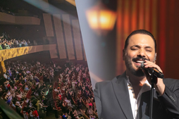 Le Théâtre de l’Opéra de Tunis a vibré dimanche 21 juin 2026 vers 20 H 00 au rythme de la chanson arabe contemporaine à l’occasion de la Fête de la musique, lors d’un concert du chanteur libanais Ramy Ayach qui a séduit un public nombreux par sa présence scénique et la puissance de son interprétation. Organisée par le ministère des Affaires culturelles et le Théâtre de l’Opéra de Tunis, la soirée s’est tenue à la Cité de la Culture Chedly Klibi, dans une atmosphère festive marquée par une forte affluence. Avant l’entrée en scène de la vedette libanaise, l’Orchestre national de musique, dirigé par son chef Youssef Belheni, a ouvert le spectacle avec une interprétation du patrimoine tunisien, notamment à travers la chanson 'Ah Ya Khlila' (1938), de la fameuse diva Saliha, chaleureusement accueillie par le public.
