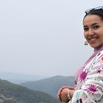 Alya Smiai est une comédienne intellectuelle. Elle n'aime pas que l'on juge uniquement par son physique, même si elle a du charme. C'est un visage avec lequel le grand public commence à se familiariser, notamment grâce au feuilleton Ragouj 2 en 2025. Pour elle, l'art dramatique, c'est avant tout le terrain, c'est le suivi des manifestations culturelles, mais aussi l'action culturelle dans les petits espaces ainsi que dans les quartiers populaires. Résidant actuellement dans le quartier Bab Lakouas. Elle s'inspire de jour en jour du quotidien des gens pour pouvoir préparer sa prochaine pièce.