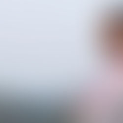 Alya Smiai est une comédienne intellectuelle. Elle n'aime pas que l'on juge uniquement par son physique, même si elle a du charme. C'est un visage avec lequel le grand public commence à se familiariser, notamment grâce au feuilleton Ragouj 2 en 2025. Pour elle, l'art dramatique, c'est avant tout le terrain, c'est le suivi des manifestations culturelles, mais aussi l'action culturelle dans les petits espaces ainsi que dans les quartiers populaires. Résidant actuellement dans le quartier Bab Lakouas. Elle s'inspire de jour en jour du quotidien des gens pour pouvoir préparer sa prochaine pièce.