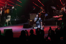 Le  “Prince du raï” a ouvert la soirée avec “Mon cœur est au pays des merveilles" et  “Azwaw”, avant d’enchaîner avec plusieurs de ses titres phares, dont “Let Me Cry”, “Ma Vie 2 Fois” et “Ma Dhanit”.     Les arrangements ont conservé l’ossature rythmique du raï tout en y intégrant des sonorités contemporaines, offrant un belle harmonie entre fidélité au genre et modernité.     Les morceaux alternant tempos festifs et accents mélancoliques, à l’image de “Mali Mali”, “Fatma” et surtout “Nbalaa Babi”, une chanson des débuts qu'il a performée pour la première fois sur les scènes tunisiennes, ont suscité une forte adhésion du public.