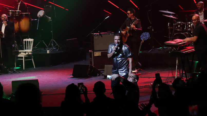Le “Prince du raï” a ouvert la soirée avec “Mon cœur est au pays des merveilles" et “Azwaw”, avant d’enchaîner avec plusieurs de ses titres phares, dont “Let Me Cry”, “Ma Vie 2 Fois” et “Ma Dhanit”. Les arrangements ont conservé l’ossature rythmique du raï tout en y intégrant des sonorités contemporaines, offrant un belle harmonie entre fidélité au genre et modernité. Les morceaux alternant tempos festifs et accents mélancoliques, à l’image de “Mali Mali”, “Fatma” et surtout “Nbalaa Babi”, une chanson des débuts qu'il a performée pour la première fois sur les scènes tunisiennes, ont suscité une forte adhésion du public.