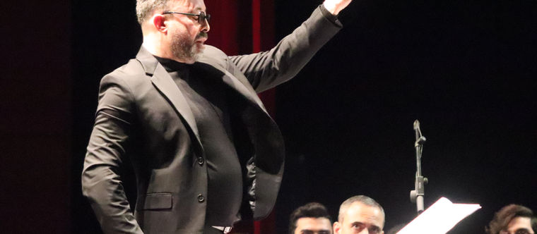 Autrement dit, la prouesse d'exécution existait bel et bien, mais l'esprit de ce concert symphonique était très occidentalisé et n'a pas touché, par conséquent, la sensibilité du public présent. Ce qui manquait un peu, c'est donc cette alternance, justement ou injustement absente, entre répertoire oriental et répertoire occidental de musique de films ou même de feuilletons. Il n'en demeure pas moins que le point positif de ce spectacle, c'est sa pédagogie : il y avait une scénographie et une explication visuelle montrant clairement l'objet de la musique de film. 'Les Bobines Chantent' est ainsi une orchestration redonnant vie à des bandes sonores de films, notamment des mélodies de "Pirates of the Caribbean" composées, entre autres, par Klaus Badelt.