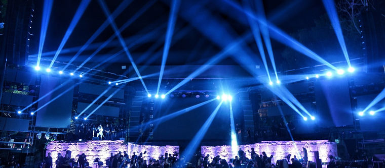 Après avoir conquis le public à travers de nombreuses représentations, le spectacle musical novateur de Karim Thlibi, "Imagine", a brillé, encore une fois, sur la scène emblématique du Festival International de Carthage dans sa 59ᵉ édition. Ce spectacle d’envergure a réuni, vendredi 8 août 2025, une cinquantaine de musiciens tunisiens dans une symbiose unique entre musiques traditionnelles et symphoniques, enrichie par des projections visuelles saisissantes. L’artiste a livré à son assistance ici les clés de cette œuvre hors du commun, à la fois esthétique, émotionnelle et profondément ancrée dans l’identité tunisienne.