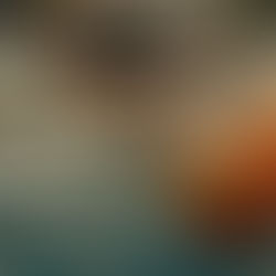 Le chaos moderne tente en effet d'étouffer le vivant sous les décombres et le bruit. Pourtant, le texte de la chanson nous rappelle que la lignée humaine a toujours marché dans la tempête. Les générations ne font pas que passer : elles avancent avec une détermination silencieuse, portant en elles une boussole intérieure que les frontières et les guerres ne peuvent briser. Malgré la lourdeur des basses et l'obscurité ambiante, la chute du morceau n'est point un renoncement. Au cœur du vacarme, la respiration demeure. Elle est l'ultime acte de liberté. Ce souffle qui s'en va et revient symbolise une persévérance sacrée. 