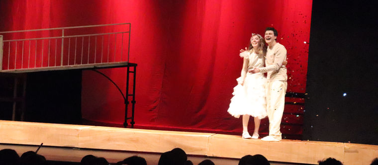 Sur le plan de la forme de la pièce, "Les Nuits blanches" comporte un petit décor minimaliste avec des escaliers, une planche qui fait fi de balcon et un petit couloir mobile permettant entrée et sortie, parfois machinale, de certains personnages. Les costumes sont féeriques, Nastenka par exemple est habillée à l'image de Blanche-Neige dans le dessein d'accentuer l'apparence d'angélisme voulu par Dostoïevski.     Durant 80 minutes, les spectateurs ont pu comprendre cette fresque universelle, même si elle est jouée en russe. Le sous-titrage n'était pas très clair d’ailleurs. 