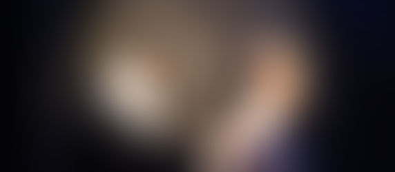 "La rue" est très réaliste et mise sur les comédies de situation. Elle est proche de ce que vivent chacun de nous dans la mesure où elle dresse un portrait cherchant l'éveil des consciences afin d'améliorer une vie qui devient sans la moindre qualité.     Les personnages qui portent des noms ordinaires sont incarnés par Rania Gabsi, Tarek Hannachi, Yosra Taoueb, Bassem Bouabid, Yassine Brirmi, Zouhour Mediouni, Sabrine Hrizi et Hajer Ben Ahmed.