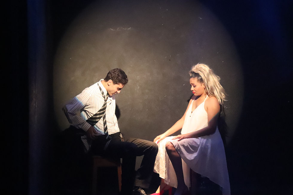 "La rue" est très réaliste et mise sur les comédies de situation. Elle est proche de ce que vivent chacun de nous dans la mesure où elle dresse un portrait cherchant l'éveil des consciences afin d'améliorer une vie qui devient sans la moindre qualité.     Les personnages qui portent des noms ordinaires sont incarnés par Rania Gabsi, Tarek Hannachi, Yosra Taoueb, Bassem Bouabid, Yassine Brirmi, Zouhour Mediouni, Sabrine Hrizi et Hajer Ben Ahmed.