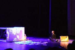 Dans quelle mesure une pièce de théâtre est capable de changer les procédures draconiennes que le Tunisien traverse pour obtenir de nos jours un visa pour l'Europe ?     C'est la principale question que le spectateur se pose lors de la représentation, mercredi, vers 19H15, à la salle des 'Jeunes créateurs' à la Cité de la Culture de Tunisie de la pièce théâtrale 'Vis-à-Vis(a)'.     Cette pièce, en tournée depuis mars 2024, dans laquelle sont engagées équipes tunisienne et néerlandaise. Elle est à propos de l'interculturalité, de l'autre, de la citoyenneté dans le monde et du droit de chacun de nous tous à une mobilité.