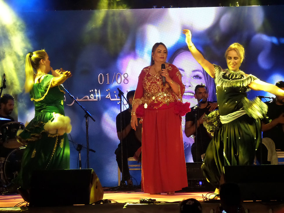 Zina Gasriniya et sa troupe sur les planches du Festival d'Outhna le 1er août 2025. Crédit photo: culturetunisie.com