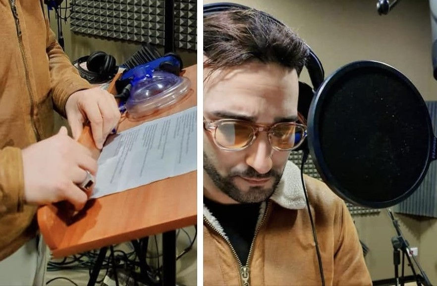 Mouez a toujours aimé faire de la musique, en particulier à cause d’une enfance difficile et de la perte de son frère. La douleur et le manque familial l’ont poussé à trouver dans les mélodies une consolation, une distraction et surtout un refuge où exprimer ses émotions, ses douleurs mais en même temps les moments d'amour, de bonheur qu'il aime bien exprimer.
Mouez a toujours aimé faire de la musique, en particulier à cause d’une enfance difficile et de la perte de son frère. La douleur et le manque familial l’ont poussé à trouver dans les mélodies une consolation, une distraction et surtout un refuge où exprimer ses émotions, ses douleurs mais en même temps les moments d'amour, de bonheur qu'il aime bien exprimer.