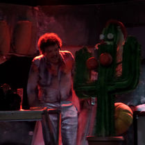 "Lalalam" met ainsi le spectateur dans une marginalité qui est en train de gagner du terrain et pouvant frapper chacun de nous dans une société incertaine, dangereuse et sans morale malgré la démonstration ainsi que la prolifération de la religiosité.