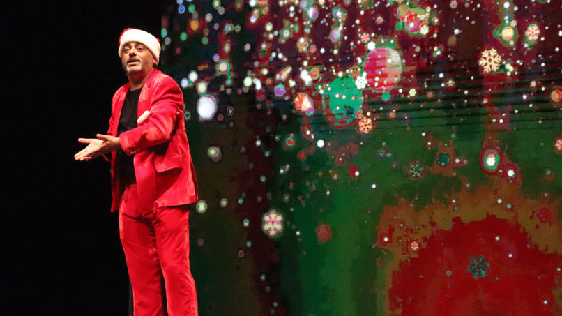 En ce sens, la grande partie de cette performance discursive sur scène veut montrer des situations, laisse observer et interroger de manière indirecte, tout de même simple, le comportement collectif et le mode de représentations des choses des individus dans la société tunisienne. Papa Noël est bien plus qu'un monodrame. C'est donc un récit sur comment ce personnage emblématique de la culture occidentale et chrétienne peut s'adapter à la manière de vivre tunisienne. Comment, par exemple, peut-il offrir des cadeaux alors qu'il n'y a pas de cheminée ?