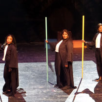 Dans un contexte de retrouvailles entre amies, les trois protagonistes appellent, en fait, à une libération totale de la femme à la fois des jugements moraux ainsi que des normes sociales présentées comme caduques dans cette intrigue. Ainsi, après 22 ans d'absence, les unes et les autres narrent la condition précaire de la femme africaine : souvent obligée de taire ses désirs tout en portant un masque social tout le temps de peur d'être jugée et déclassée par le regard des autres.