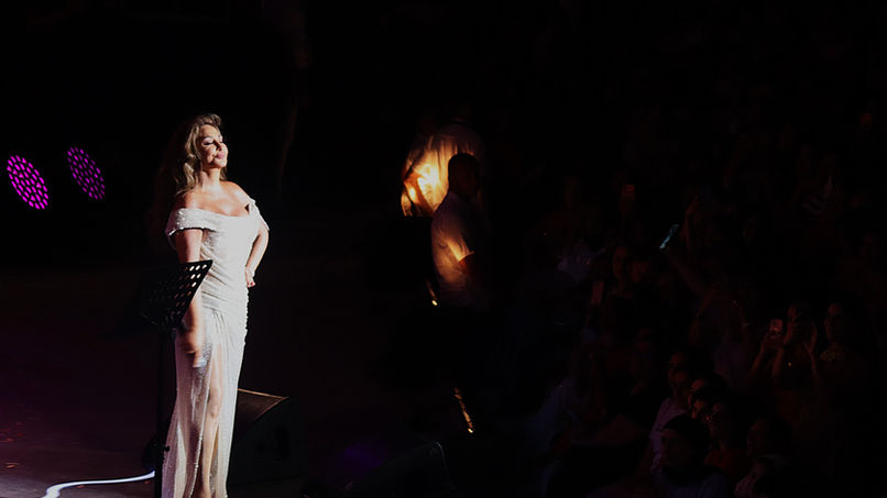Lors d'une soirée à très forte affluence : Elissa séduit un public carthaginois assoiffé pour sa rencontre - Par Sofien Manaï