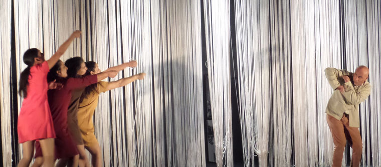 Malédiction de Taoufik Jebali met en scène le bruit, la cacophonie et l'insignifiance des temps présents