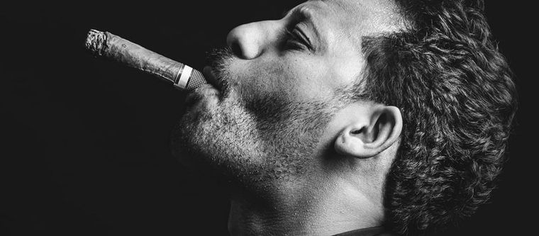 De près, Slim Dhib est un comédien très humble, il s’amuse quand il joue des rôles et n’a pas la prétention de changer la société comme le pensent plusieurs intellectuels dans le monde qui préconisent l’art comme moteur du changement social et levier de mutation des modalités. En ce sens, Slim n’est pas un rêveur, il appréhende son métier avec beaucoup de réalisme en ayant la tête bien pesée sur les épaules.