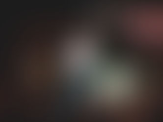 هو ابنٌ المنفى وابن الإيقاع وابن الحنين. يغنّي بثلاث لغات، لا استعراضًا، بل لأن الذاكرة أحيانًا لا تكفيها لغة واحدة. في أغنيته "ديرة" التي تحمل اسم الفندق العائلي في غزّة، لم يكن يروي حكاية… بل كان يستحضر بيتًا مدمّرًا، وجدارًا مائلًا، وصباحًا لم يكتمل. كانت الأغنية صلاة تُرفع لا إلى السماء، بل إلى ذاكرة الطفولة. وكانت تونس، تلك الليلة امتداد لغزّة. السؤال هنا : هل يكفي إستعمال غزة للرقي بالفن وجعله مقبولا ومستساغا ؟
