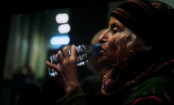 L'usage du nom de "Jad" dans le film, en référence à Jad Henchiri, médecin décédé au fleur de l'âge, est une métaphore pour dénoncer en effet un service de santé qui souffre d'un décalage entre le discours enjolivant les politiques de santé d'un côté et la réalité du traitement au quotidien de l'autre, notamment des malades démunis et leurs familles exploitées ; tous ne trouvant pas leur compte et qui vivent cette expérience comme un fardeau interminable.