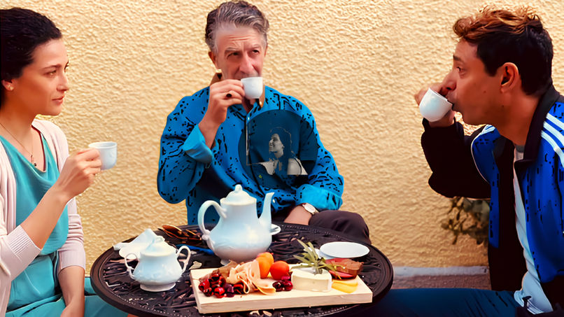 Alors que la pièce est un monodrame, l'univers du film 'Poids plume' comporte plusieurs personnages et plusieurs décors. Il a, de fait, été conçu de manière cinématographique. À certains moments, il rappelle "Fight Club", à d'autres "Bloodsport" dans lequel jouait le fameux acteur belge Jean-Claude Van Damme, à d'autres, notamment les séquences dans lesquelles il y a le formidable comédien Fathi Akkari, "Goodfellas". 'Poids plume' est un film à propos de la boxe, son personnage principal s'appelle Kamel. En cela, il y a une petite coïncidence avec le film 13ᵉ Round de Dali Nahdi.