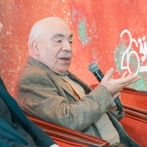 Mon expérience avec la comédie n'est aucunement un but récréatif – pour faire passer le temps ou amuser – ou une structure légère. C'est, en l'occurrence, véritablement un alibi permettant au discours théâtral d'agir sur les zones obscures de l'existence et surtout de la nature humaine. Les éléments comiques dans mes œuvres ne sont pas, de fait, visés en soi, mais sont utilisés pour créer une distance critique favorisant, un tant soit peu, la déconstruction de la violence latente du quotidien, pour dévoiler les contradictions du langage, ses incohérences, et pour révéler la fragilité ainsi que la précarité des relations humaines.