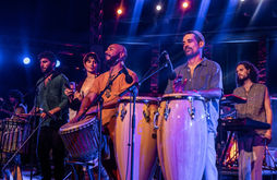 Le concert d'Addict Ameba a duré 90 minutes, c'est la première fois qu'ils font un concert en Tunisie. Ils ont intégré l'artiste tunisien résident à Milan Rabii Brahim. Addict Ameba est un groupe de percussions qui mélange les rythmes africains et les rythmes latinos avec un accompagnement de saxophone, d'orgue et de guitare. Chacun des membres du groupe joue librement son rythme pour arriver à une harmonie d'ensemble. Et c'est bien la magie de ce collectif de musique alternative.