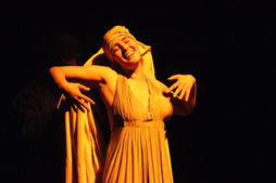 La comédienne Ons Gannoun a magnifiquement mis en douleur les supplices de son personnage. Elle a su véhiculer les nombreuses hésitations de celui-ci et a bien fait véhiculer ses émotions contradictoires entre désespérance et courage. Son personnage sans nom, vise en effet à embrasser les causes de ceux qui traversent des grandes épreuves dans leur vie, plus particulièrement les femmes. De ce fait, comment ces dernières peuvent-elles renouer avec une vie normale après avoir été très proches des affres de la mort et après avoir perdues un des signes de leur beauté, symbole de la fertilité et de la maternité : le sein ? 'Voyage' est ainsi un spectacle dans lequel les deux comédiens ont bien su rendre visible la souffrance après un périple, un long isolement, la frustration liée à la bifurcation de la vie vers un chemin imprévu et la dépression qui est souvent relative à un destin tragique.