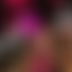 La soirée, placée sous le signe du tarab et de la nostalgie, a réuni plusieurs générations de spectateurs venus écouter l’une des voix les plus appréciées de la scène musicale arabe contemporaine. Connue pour sa maîtrise des répertoires orientaux et classiques, Rasha Rizk a proposé un conducteur mêlant œuvres patrimoniales et chansons ayant laissé une empreinte forte au sein de l’imaginaire ainsi que la mémoire collectifs arabes. La cantatrice syrienne a notamment interprété des joyaux tels que Aho Dalli Sar – du fameux compositeur Sayid Darwish –, Zahr Laymoun – morceau qui a fait l'aura de Sonia Mbarek –, Ya Zahratan Fi Khayali – de l'inégalable chanteur arabe Farid al-Atrash – et Ana Alby Daleely de la légende Leila Mourad.
