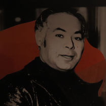 Les œuvres de Habib Chebil sont fortement influencées par, entre autres artistes, Nicolas de Staël, notamment de point de vue des couleurs, de la représentation du corps dans l'espace et en rapport à la lumière.     Les êtres représentés par cet artiste scénographe sont le plus souvent en bleu ou bien en marron foncé et détiennent un visage carré, sans expression, voire robotique. Quant aux yeux, ils sont la plupart du temps inexistants à la Modigliani. S'il y a plusieurs personnages, fréquemment ils sont collés les uns contre les autres. Aussi, les formes de ses tableaux sont enchevêtrées à la Picasso.