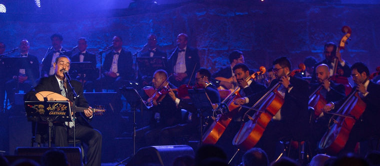 En touchant du bois, la voix de Lotfi Bouchnak demeure intacte. Elle est limpide comme s’il venait de faire ses premiers pas alors même qu’il fête ses 50 ans de carrière dans le monde de la musique savante et en même temps accessible au grand public. Cela dénote l’implacable discipline de l’artiste dont l’art pluriel touche toutes les générations confondues : adolescent, adultes ou vieux. Même divers, ses choix artistiques tournent autour du langage tunisien simple de tous les jours. Le tout dans le cadre de la tunisianité : ce pays que l’on veut à la fois moderne et attaché aux accumulations culturelles qui se sont faites au fil des siècles, sans fixation ni idéologie.