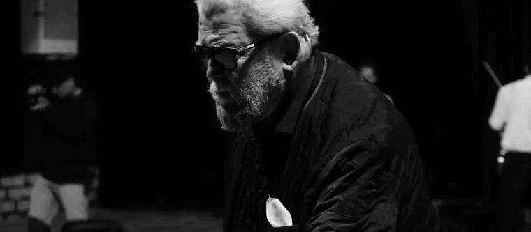 Fadhel Jaziri est né à Tunis en 1948, au sein d'une famille de la petite bourgeoisie de la médina, reconnue pour son savoir-faire dans la fabrication des chéchias, le couvre-chef traditionnel. Son père, libraire renommé à Bab Souika et gérant du Café Ramsès ainsi que de l'Hôtel Zitouna, a offert au jeune Fadhel un environnement culturel foisonnant. Ces lieux étaient des points de rencontre privilégiés pour les hommes politiques, les écrivains, les artistes de théâtre et les musiciens, nourrissant ainsi dès son plus jeune âge sa passion pour la culture et le théâtre.