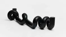 Siyahın en sabırlı hali: Chaeyoung Lee’den zamanı durduran tasarımlar