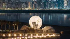 Tasarım ve ışık sanatı buluşması: KAWS HOLIDAY serisinin yeni durağı Abu Dabi