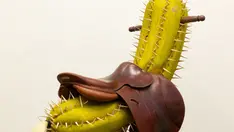 Sürrealizm ve aidiyet sorgulaması: Raul De Lara'nın ahşap heykelleri sınırları reddediyor