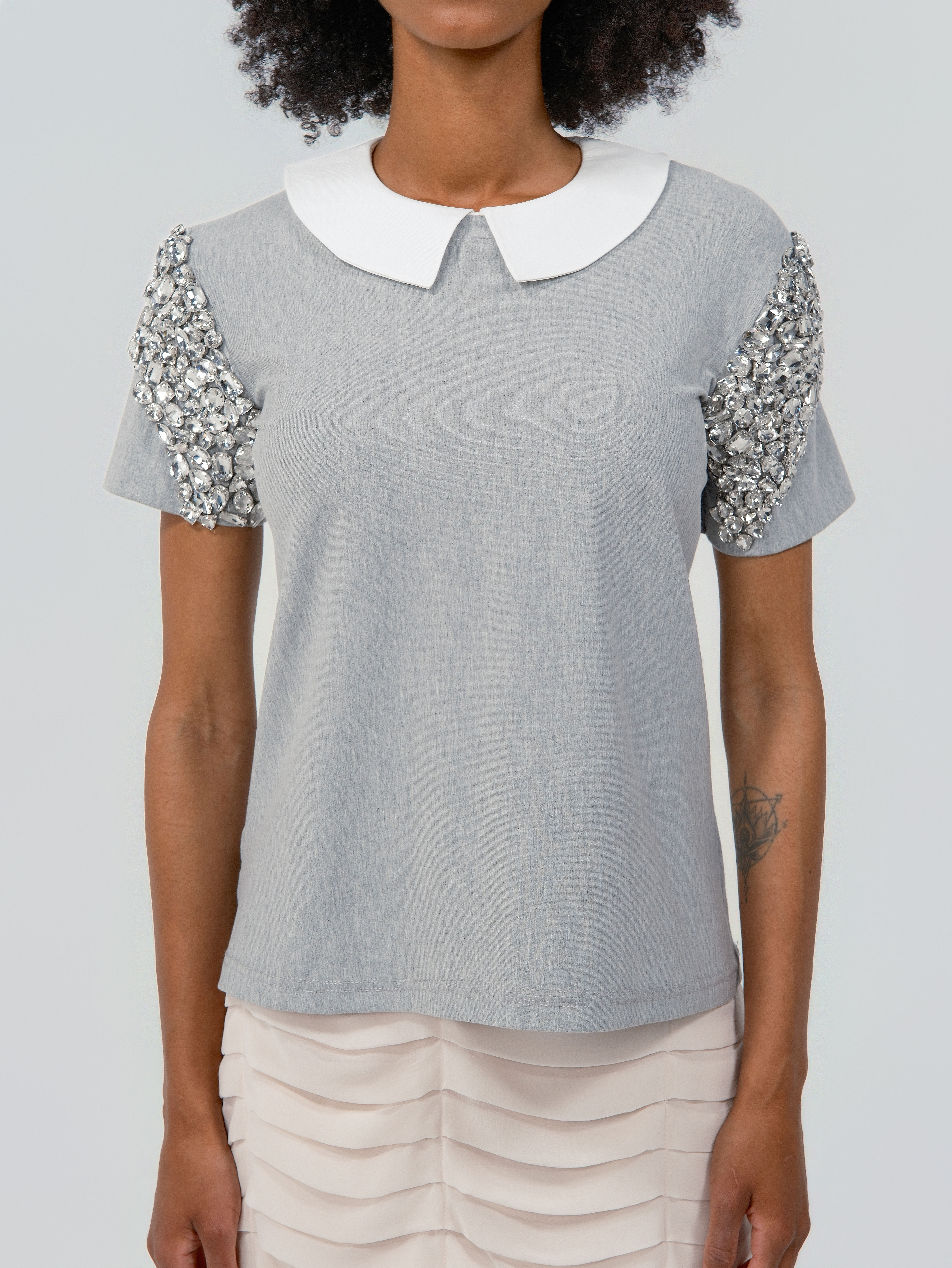 Graues T-Shirt mit Glassteinen