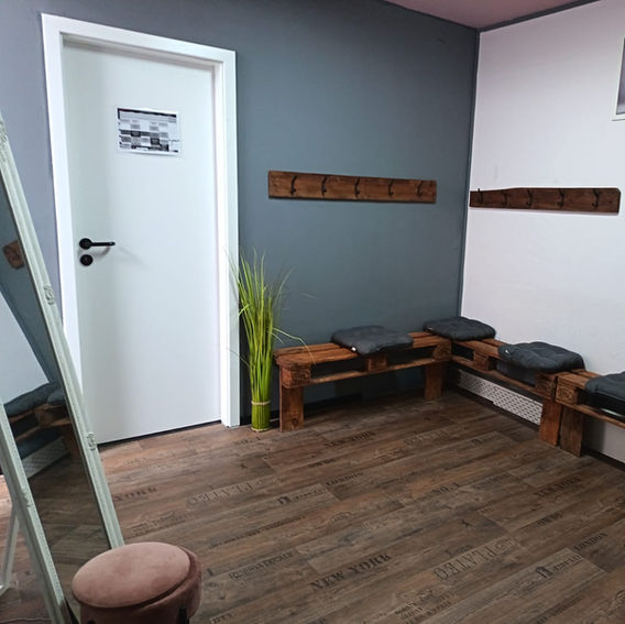 Umkleideraum Damen 360° Fightness Academy Filderstadt mit Sitzbänken aus Holz und Kissen