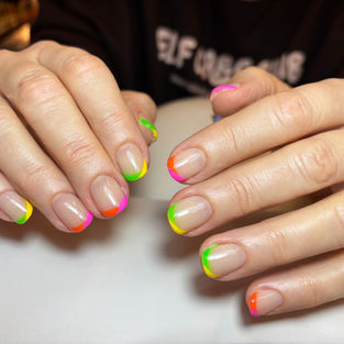 Bunte Neon French Tips in Pink Orange Grün Gelb, sommerliche Luxus Nägel von Zalina Nagelstudio Plochingen Esslingen Stuttgart