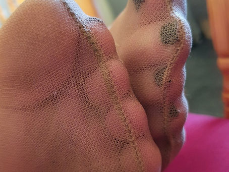 Matt black toes in Hose 2